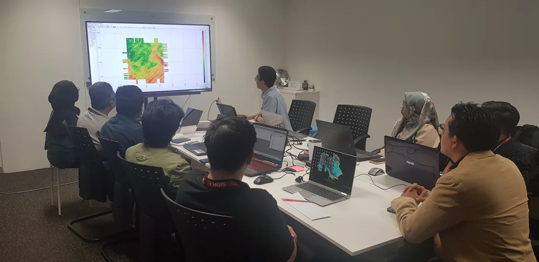 Training session: a team following a Wadugs bathymetry walkthrough on a meeting-room screen